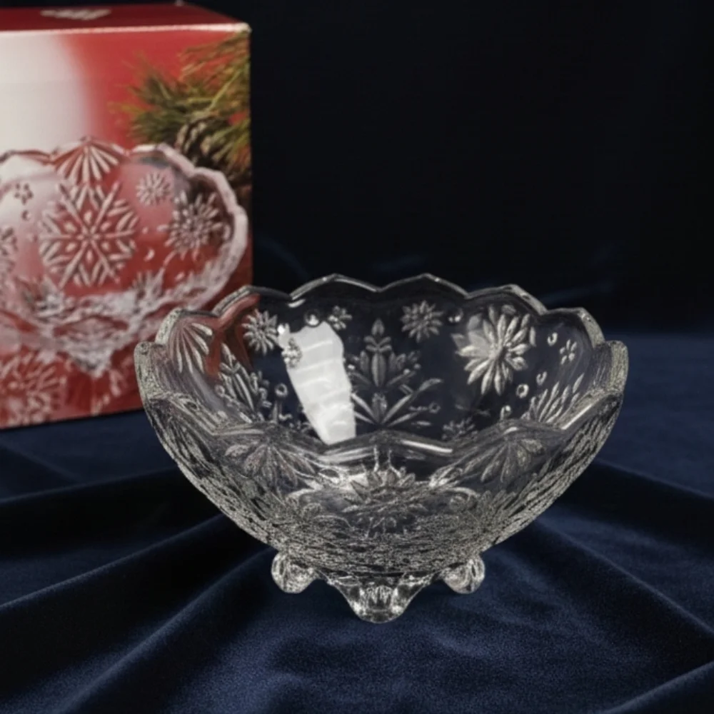 Vintage Mikasa 6" Footed Crystal Snowflake Bowl - Picture 3 of 9
